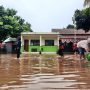 Siswa MI Nurul Iman yang memanfaatkan banjir untuk ikut lomba tangkap ikan. (foto;JPNN)