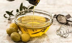 Minyak Zaitun, menjadi salah satu bahan alami yang bisa membuat kulit wajah terlihat awet muda. (pixabay)