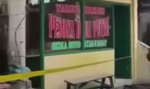 Penampakan warteg yang selamat dari kebakaran, padahal bangunan di sekiarnya hangus dan hancur nyaris rata dengan tanah. (tangkapan layar instagram)a