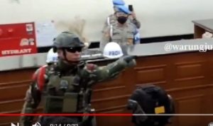 Seorang anggota Brimob yang tampak membentak wartawan saat sidang etik Irjen Ferdy Sambo. @warungjurnalis-youtube