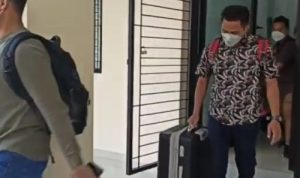 Tim penyidik KPK usai melakukan penggeledehan di Gedung Dekanat Fakultas Kedokteran Universitas Lampung (Unila). -Dian Hadiyatna-Antara