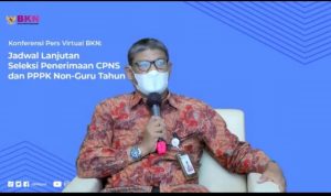 Deputi Bidang Sistem Informasi Kepegawaian BKN Suharmen, saat membagikan link resmi pendataan tenaga non ASN. (jpnn)