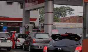 Antrian panjang saat pengisian BBM di Bandung pada beberapa waktu lalu. Foto. Deni Jabar Ekspres.