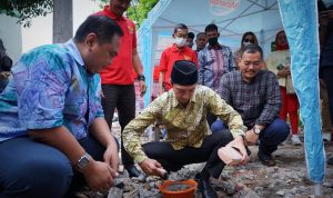 Wakil Wali Kota Bogor Dedie Rachim saat peletakan batu pertama pembangunan food court sebagai wadah bagi para PKL yang berada disekitar Istana Bogor. (Yudha Prananda / Jabar Ekspres)