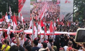 Suasana kirab merah putih yang sukses membentangkan bendera merah putih sepanjang 1,7 km. (net)