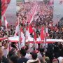 Suasana kirab merah putih yang sukses membentangkan bendera merah putih sepanjang 1,7 km. (net)