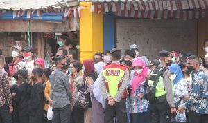 Warga di Cicaheum Antusias Menunggu Kedatangan Jokowi Warga antusias menunggu kedatangan Presiden RI Joko Widodo (Jokowi) di Pasar Cicaheum, Kota Bandung, Minggu (28/8). (Deni Armansyah)