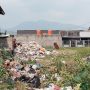 Seorang pemulung tengah memilah sampah di belakang gedung TPS 3R Pamoyanan Indah, Desa Panenjoan, Kecamatan Cicalengka, Kabupaten Bandung. (Yanuar/Jabar Ekspres)