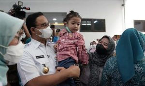 Gubernur DKI Jakarta Anies Baswedan saat memantau pelaksanaan Bulan Imunisasi Anak Nasional. Anies juga berkesempatan meresmikan rumah sakit menjadi rumah sehat. (instagram)