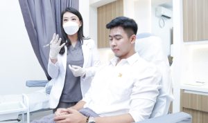 Salah satu dokter ahli berstandar internasional yang dimiliki Klinik Derma Express sedang melakukan perawatan. (ist)