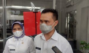 Kepala Pusat Pengelolaan Pendapatan Daerah Wilayah Kota Bandung III Soekarno Hatta, Ida Hamidah dan Kepala Pusat Pengelolaan Pendapatan Daerah (PPPD) Wilayah Kota Bandung II Kawaluyaan, Ade Sukalsah. (Arvi/Jabar Ekspres)