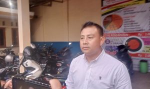 Kepala Desa Neglasari H Pipin Kusnendi saat menjawab pertanyaan wartawan seputar janji politiknya.