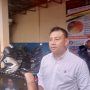 Kepala Desa Neglasari H Pipin Kusnendi saat menjawab pertanyaan wartawan seputar janji politiknya.