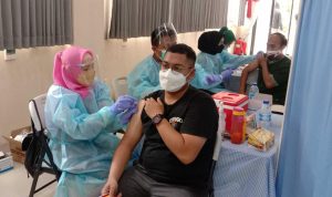 128.000 Nakes di Jabar akan Divaksin Booster ke-2 Covid 19. Saat pemberian vaksinasi booster ke-2 Covid-19. Foto Sandi Nugraha