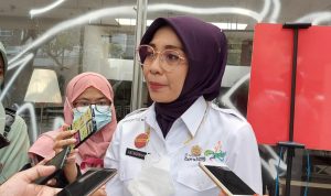 Kepala Bidang Produk Budaya dan Kesenian Dinas Kebudayaan dan Pariwisata (Disbudpar) Kota Bandung Ratnarahayu Pitriyati tengah memberi paparan kepada wartawan di Jalan Braga, Kota Bandung, Rabu (3/8). (Arvi/Jabar Ekspres