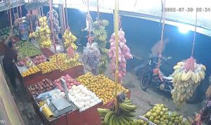 tangkapan layar kamera CCTV yang memperlihatkan aksi preman bersenjata celurit.
