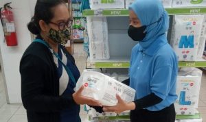 Perluas Jangkauan, Makuku Air Diapers Tersedia di 104 Gerai Hypermart di Kalimantan Hingga Sulawesi Salah konsumen yang memilih Makuku Air diapers di gerai Hypermart. (ist)