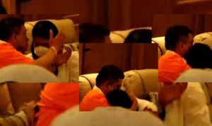 Momen mengharukan, saat Ferdy Sambo peluk dan cium Istrinya Putri Candrawathi ditengah proses rekonstruksi. (tangkapan layar Polri TV)
