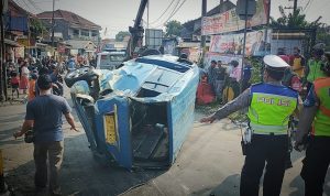 Jajaran Polresta Bogor Kota saat mengevakuasi satu unit angkot yang ringsek tertabrak Commuter Line di pintu perlintasan kereta Kebon Pedes, Kota Bogor, Selasa (30/8). (Yudha Prananda / Jabar Ekspres)