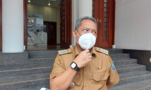 Wali Kota Bandung Yana Mulyana saat menjelaskan mengenai harga BBM naik.