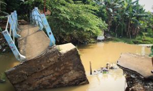Jembatan Kali Ciluar Bogor Ambruk, Akses Jalan Pelajar ke Sekolah Terputus AMBRUK: Jembatan di Kampung Belentuk rusak diterjang banjir menyebabkan akses warga Cimahpar dan Tanah Baru, Kota Bogor terputus. (Yudha Prananda / Jabar Ekspres).