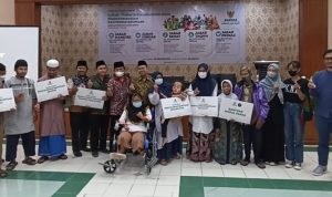 Baznas Jabar secara simbolis salurkan Zakat kepada masyarakat penerima manfaat melalui program Mtom. Rabu (31/8). Foto. Sandi Nugraha.