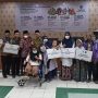 Baznas Jabar secara simbolis salurkan Zakat kepada masyarakat penerima manfaat melalui program Mtom. Rabu (31/8). Foto. Sandi Nugraha.