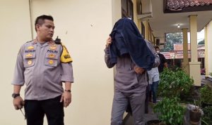 Anggota DPRD Purwakarta yang pesta sabu, saat kelaur dari ruang penyidikan menutup kepalanya menggunakan jaket. (ist)