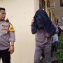 Anggota DPRD Purwakarta yang pesta sabu, saat kelaur dari ruang penyidikan menutup kepalanya menggunakan jaket. (ist)