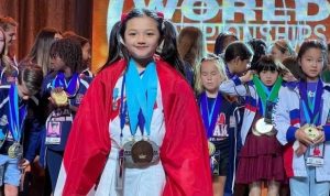 Momen saat Arsy Hermasyah menerima medali dalam ajang World Championship of Performing Arts. (Instagram/@queenarsy)