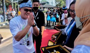 Kepala Dinas Ketahanan Pangan dan Pertanian (DKPP) Kota Bandung Gin Gin Ginanjar, saat menghadiri Konferensi Internasional Urban 20, di Kantor DKPP, Jl. Arjuna, Kamis (4/8). (Deni Armansyah/Jabar Ekspres)