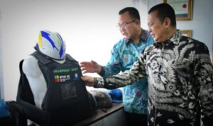 Inovasi, IPB University Ciptakan Alat Pertahanan Militer Berbahan Cangkang Udang dan Tulang Ikan hingga Tumbuhan Ketua MPR RI Bambang Soesatyo bersama Rektor IPB University Prof. Arif Satria, saat meninjau inovasi yang dikembangkan IPB University. (Yudha Prananda / Dok. Istimewa)