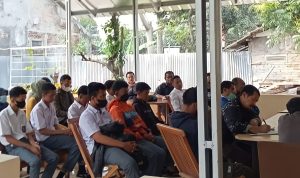 Momen mediasi pasca bentrok SMK 2 Pasundan Banjaran dan SMK 3 Baleendah di Kantor Polsek Baleendah. (Yanuar/Jabar Ekspres)