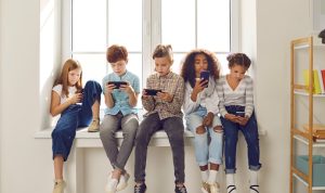 Anak-anak yang sudah mulai kecanduan HP, meski bersebelahan ,mereka tidak main bersama, namun asik dengan HP masing-masing. pixabay