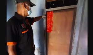 Heboh Penemuan Mayat Membusuk & Tulang Belulang Manusia Didalam Rumah Warga LOkasi ditemukannya mayat tersebut, ditunjukkan oleh perugas yang melakukan olah TKP. (Foto: Polres Malang for JPNN.com)