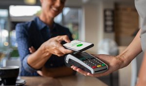 Ilustrasi penggunaan E-Wallet untuk transaksi keuangan. berikut perbedaan E-Wallet dan Mobile Banking. (pixabay)
