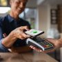 Ilustrasi penggunaan E-Wallet untuk transaksi keuangan. berikut perbedaan E-Wallet dan Mobile Banking. (pixabay)