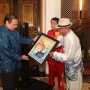 Dahlan iskan menyerahkan gambar Xiao Hao (小豪). yang diterjemahkan sebagai Mutiara Kecil. , Xiao Hao resmi diluncurkan sebagai maskot Kejuaraan Nasional Wushu Piala Presiden 2022. (Boy SLamet HArian Disway)