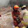 PHL Diskar PB Kota Bandung saat hendak memadamkan api dilokasi kebakaran. Foto. Sandi Nugraha