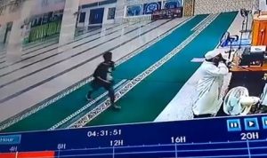 Viral Video Pria Pukul Muazin karena Terganggu Tidur Subuh Viral Video Pria Pukul Muazin karena Terganggu Tidur Subuh