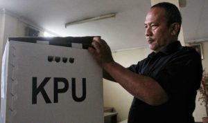 PERSIAPAN: Staff KPU Kota Bandung tengah merapikan kotak suara. (Deni/Jabar Ekspres)