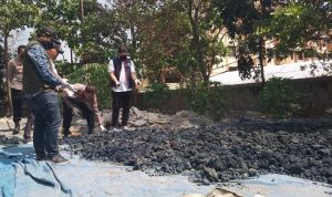 Kapolresta Bandung: Masyarakat Segera Laporkan Jika Lihat Industri Buang Limbah Mencurigakan Ilustrasi Limbah Berbahaya: Kapolresta Bandung, Kombes Pol Kusworo Wibowo (membungkuk) tengah memegang sisa produksi B3 ilegal. (Yanuar/Jabar Ekspres)