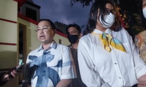 Istri Ferdy Nambo didampingi Pengacaranya saat mendatangi Bareskrim Polri.