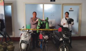 Polresta Bandung Tangkap Sindikat Curanmor, Satu Pelaku Masih di Bawah Umur Kapolresta Bandung, Kombes Pol Kusworo Wibowo tengah memperlihatkan barang bukti kasus curanmor. (Yanuar/Jabar Ekspres)