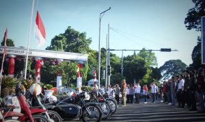 Para Bikers dari sejumlah komunitas atau club motor di Kota Bogor mengikuti upacara pengibaran bendera merah putih di pelataran Tugu Kujang, Kota Bogor, Senin (08/08). (Yudha Prananda)
