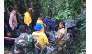 Innalillahi, Mobil Pikap Masuk Jurang di Ciamis, 8 Orang Tewas, 6 Alami Luka Upaya evakuasi masih dilakukan warga untuk menolong korban keluar dari mobil pikap yang masuk jurang. (tangkapan layar video)