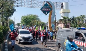 Longmarch Aliansi Buruh se Jawa Barat, Targetkan Sebelum 10 Agustus Sampai di Jakarta Aksi longmarch Aliansi buruh se Jawa Barat sudh samapai di Karawang, dan akan menuju DKI Jakarta. (ist)