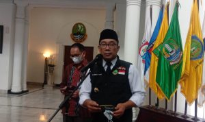 Gubernur Jawa Barat, Ridwan Kamil menanggapi performa Persib bandung dengan satu kata :poek, Selasa (9/8). Foto. Sandi Nugrah
