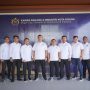 Para pengurus Kamar Dagang dan Industri (KADIN) Kota Bogor, bersama jajaran Himpunan Pengusaha Muda Indonesia (HIPMI) Kota Bogor usai melakukan pertemuan di kantor Graha Kadin, Kota Bogor, Selasa (09/08). (Yudha Prananda / Jabar Ekspres)