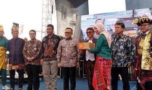 Jajaran Direksi PT Pos Indonesia memberikan cendera mata kepada salah satu karyawan ketika memperingati hari jadinya yang ke-276 tahun